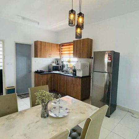 Klia Homestay Apartment - 2 Room Сепанг Екстериор снимка