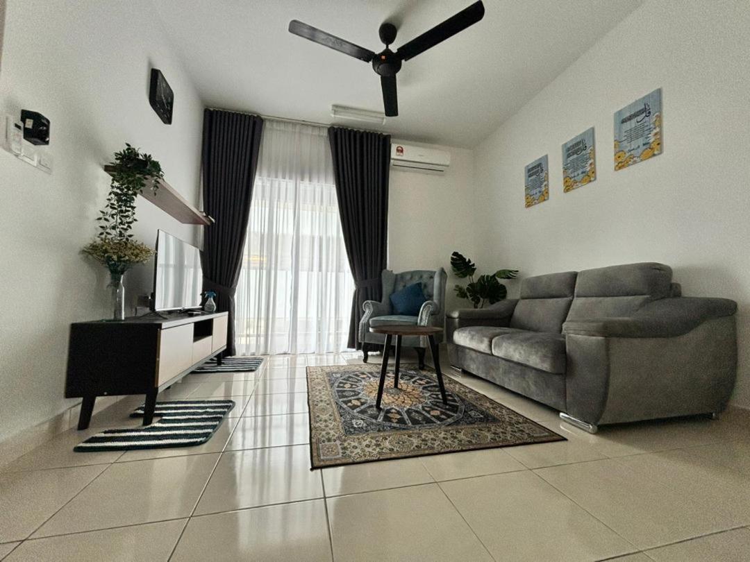 Klia Homestay Apartment - 2 Room Сепанг Екстериор снимка